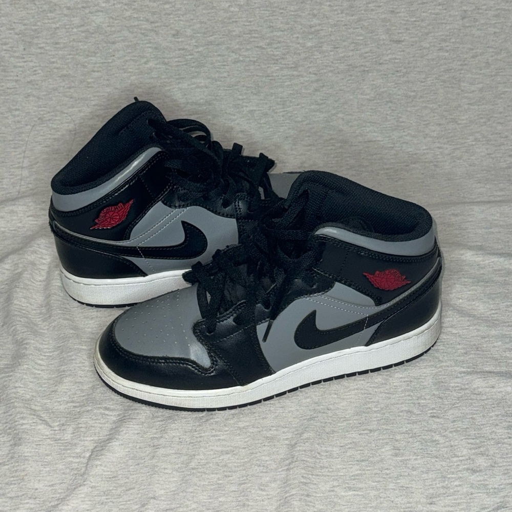 Nike Air Jordan 1 Mid GS Shadow Red Medium Grey 554725-096 Size 6.5 Y